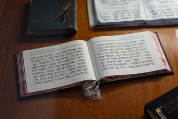 Obraz premium Jewish religious text in an open book on a table. 