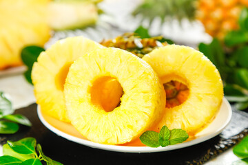 Hand-torn Xuwen Pineapple Rings with Fresh Pulp Display from Zhanjiang China