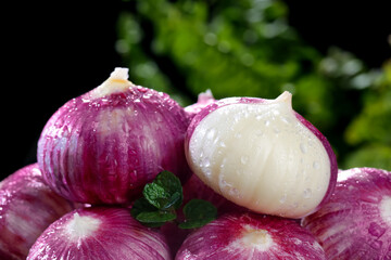Fresh Pearl Onions from Shandong Yunnan - Purple One-Headed Garlic Bulbs with Water Drops