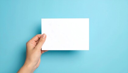 Obraz premium Hand holding blank white paper