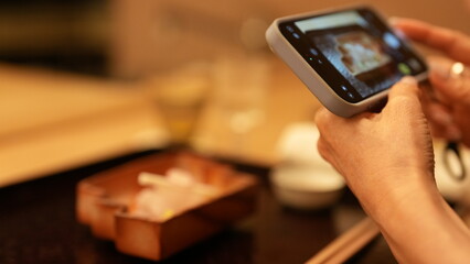 スマホを操作する女性