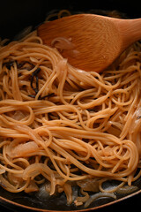 料理中の和風パスタ