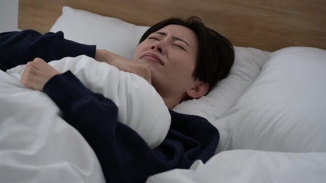 寝付けない女性