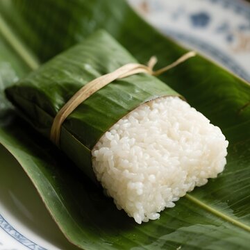 4k high quality Ai generative HD photo realistic fresh baked homemade steamed nasi rice lemper putih daun pisang banana leaf lipat beras ketan Indonesia Traditional wrap closeup texture