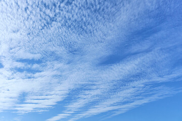 透明感のある空と白い雲のパターン
