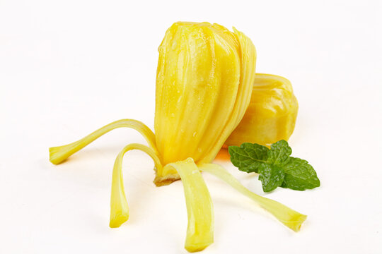 Fresh Hainan Honey Pineapple Yellow Flesh with Mint Leaves