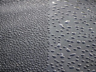 Verschiedene Tropfendichte auf Plane