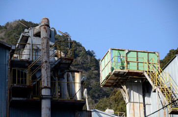 山中の工場