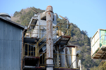 山中の工場
