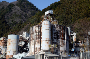 山中の工場
