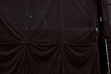 戸建て住宅の新築工事。工事用の足場に張られたメッシュシート。	