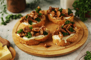 Svamptoast sandwich - a traditional dish of Sweden, open sandwiches with chanterelle mushrooms