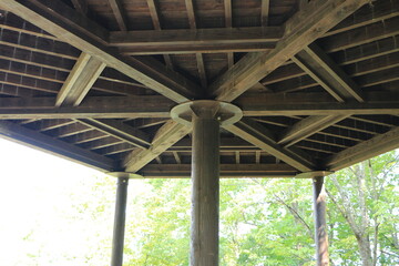 二階建てを支える柱