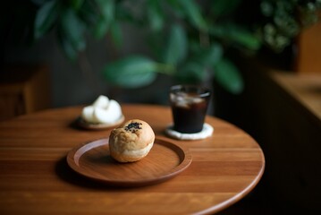 朝ごはんあんぱんとアイスコーヒーと梨