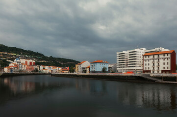 Entre la Tormenta y la Historia