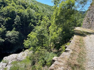 Entre Auvergne et Languedoc-Roussillon, le chemin de Stevenson relie le sud du Massif Central aux C&eacute;vennes profondes&hellip; Le GR&reg;70