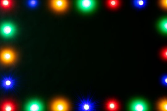 luces de navidad brillantes formando un marco rectangular