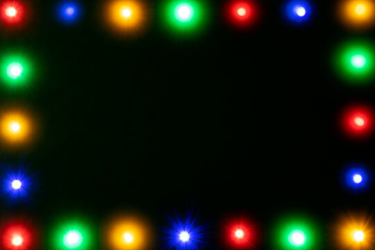 luces de navidad brillantes formando un marco rectangular