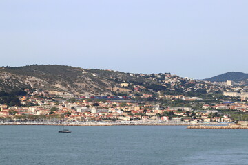 vue de Marseille et des calanques depuis la mer