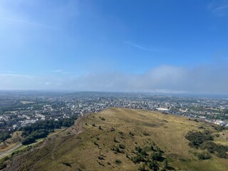 La colline d'Arthur Seat &agrave; l'est du centre historique d'Edimbourg