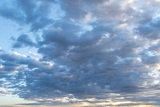 lockere Wolkenfelder am Himmel als Hintergrund und Himmelsersatz, Abendlicht