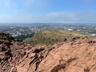 La colline d'Arthur Seat &agrave; l'est du centre historique d'Edimbourg