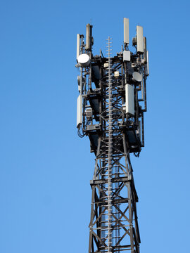 Mobilfunk-Sendemast mit diversen Antennen f&uuml;r 4G und 5G - kritische Infrastruktur