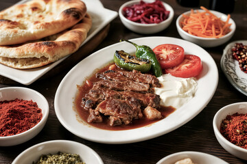 Fototapeta premium traditional bursa turkish iskender kebab top view concept concepto tradicional de kebab iskender turco de bursa vista superior concept traditionnel de kebab iskender turc vu de dessus