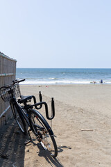 海辺のサーフボードキャリア付き自転車