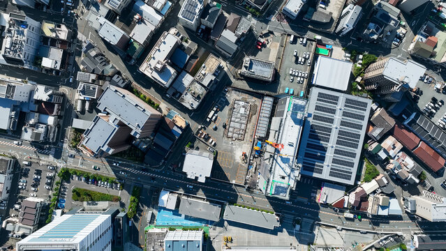 現代都市と道路の真俯瞰ドローン空撮