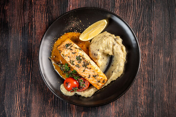 Salmon fillet with mashed potatoes and lemon