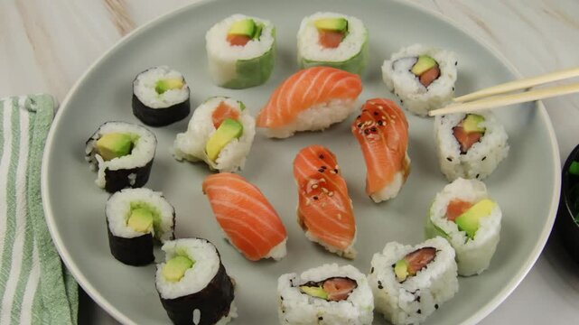 Assortiment de sushis et makis frais au saumon