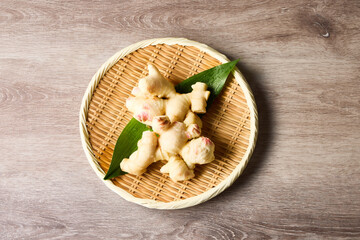 新生姜（Japanese Young Ginger） 木目背景の日本食材