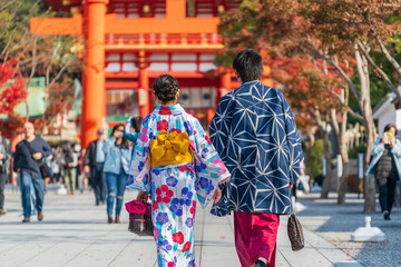 Fototapeta premium Couple wearing traditional japanese kimono clothes walking towards shrine in Kyoto 