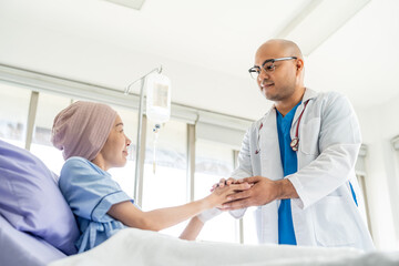 Obraz premium Male doctor visiting female cancer patient with care and compassion in hospital room. Oncology support medical consultation healthcare and hope. Doctor reporting medical test results to the patient