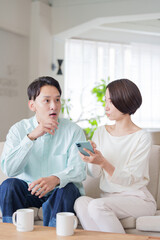 スマホを見る夫婦・カップル