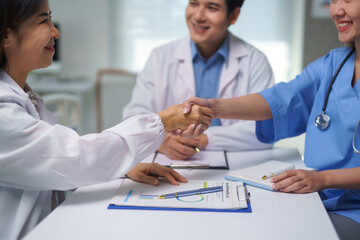Obraz premium Doctors shaking hands after successful surgery in hospital meeting