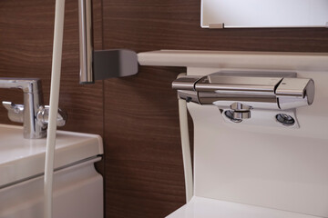 清潔感あるユニットバスの蛇口とシャワー