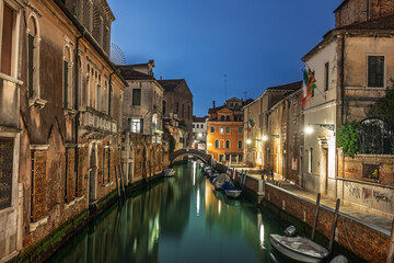 Naklejka premium Evening calm in Cannaregio, Venice with glowing reflections