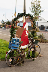 Paisaje de ciudad con bicicleta adornada para navidad.