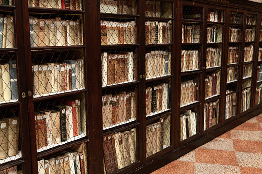 Libros en vitrina de biblioteca.
