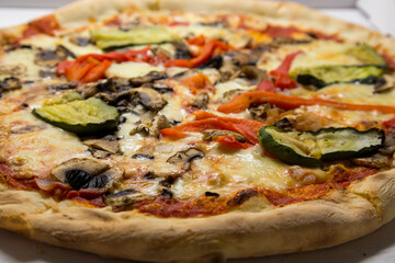 Pizza con verdure grigliate