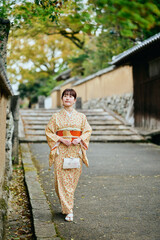 武家屋敷群を散策する着物姿の女性