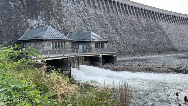 Wasser wird am Staudamm der M&ouml;hnetalsperre aus dem Stausee abgelassen