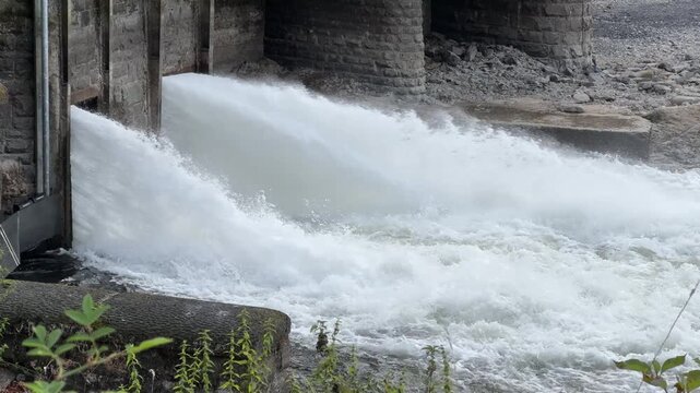Wasser wird am Staudamm der M&ouml;hnetalsperre aus dem Stausee abgelassen