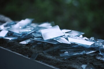 废墟中的碎裂玻璃：时光的痕迹与荒凉之美【Splintered Glass in Ruins: Echoes of Time and Desolate Beauty】