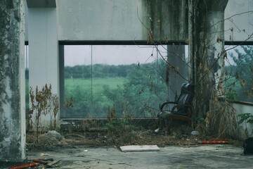遗世的座椅：在废墟的岁月中沉思【Abandoned Chair Amidst Ruins: Contemplating the Passage of Time】