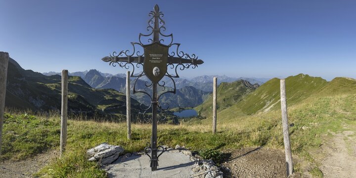 Forged memorial cross for Josef B&ouml;ck, master shepherd of the rear Seealpe, behind it mountain panorama from the Zeigersattel to the Seealpsee, on the left the H&ouml;fats 2259m, in the centre of the picture the Allg&auml;u main ridge with Trettachspitze 2595m, M&auml;delegabel 2645m, Bockkarkopf 2609m and Hochfrottspitze 2649m, Allg&auml;u Alps, Allg&auml;u, Bavaria, Germany