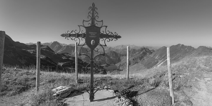 Forged memorial cross for Josef B&ouml;ck, master shepherd of the rear Seealpe, behind it mountain panorama from the Zeigersattel to the Seealpsee, on the left the H&ouml;fats 2259m, in the centre of the picture the Allg&auml;u main ridge with Trettachspitze 2595m, M&auml;delegabel 2645m, Bockkarkopf 2609m and Hochfrottspitze 2649m, Allg&auml;u Alps, Allg&auml;u, Bavaria, Germany