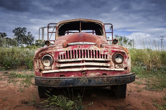 International 190, year of manufacture 1952, old flatbed truck, classic car wreck, Mullewa, Western Australia, Australia